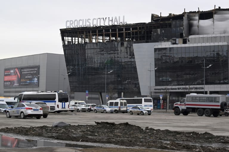 Vehículos de la policía rusa permanecen estacionados frente al Crocus City Hall el 29 de marzo de 2024, una semana después del atentado en que murieron 143 personas en esa sala de conciertos de Krasnogorsk, en la periferia de Moscú (Natalia Kolesnikova)