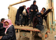 Displaced Iraqi people who fled their homes during a battle between Iraqi forces and Islamic State militants, arrive at a checkpoint to be transfer to Hammam al-Alil camp, in Mosul, Iraq, March 20, 2017. REUTERS/Thaier Al-Sudani