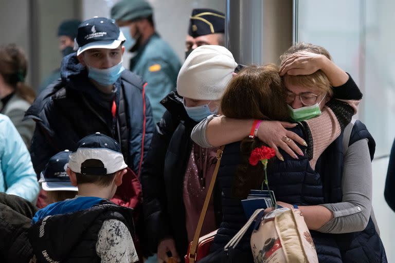 12/03/2022 Refugiados ucranianos son recibidos por sus familias de acogida,  a su llegada al aeropuerto de Manises, a 12 de marzo de 2022, en Valencia , Comunidad Valenciana (España). Un avión fletado por Air Nostrum y Fundación Juntos por la Vida recogió en Cracovia (Polonia) a estas familias que huyen de la guerra, la fundación, que lleva realizando programas de acogimiento internacional temporal desde 1994,  tiene en la frontera de Polonia con Ucrania voluntarios que llevan allí  diez días realizando labores en la atención de emergencia y humanitaria. Según ACNUR , más de 2,5 millones de personas han huido de Ucrania y otro millón permanecen desplazados dentro del país. SOCIEDAD Jorge Gil - Europa Press