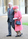 <p>La experta en sombreros ‘reales’, sin embargo, es la reina de Inglaterra. Su colección es tan grande como atrevida y nos lo volvió a demostrar el pasado 22 de abril. (Foto: Reuters). </p>