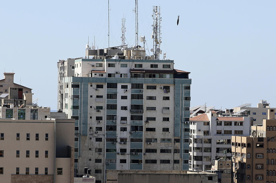 Una bomba aérea, arriba a la derecha, cae poco antes de hacer blanco en el edificio que albergaba las oficinas de varios medios de comunicación internacionales, entre ellos The Associated Press, el sábado 15 de mayo de 2021, en Ciudad de Gaza. (Mahmud Hams /Foto de Pool vía AP)