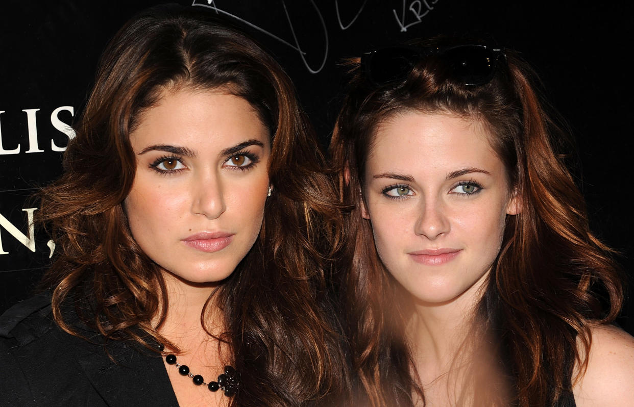 Nikki Reed, que dio vida a Rosalie Hale en Crepúsculo, junto a Kristen Stewart en la promoción de la película en 2008  (Foto: Bobby Bank/WireImage via Getty Images)