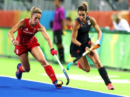 2016 Rio Olympics - Hockey - Final - Women's Gold Medal Match Netherlands v Britain - Olympic Hockey Centre - Rio de Janeiro, Brazil - 19/08/2016. Ellen Hoog (NED) of Netherlands (R) competes with Susie Townsend (GBR) of Britain. REUTERS/Matthew Childs