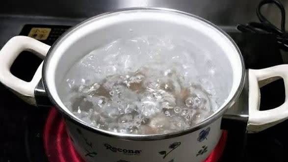 鍋子裝水投入五枚錢幣煮沸，這個過程稱之為財源滾滾。（圖／資料照）