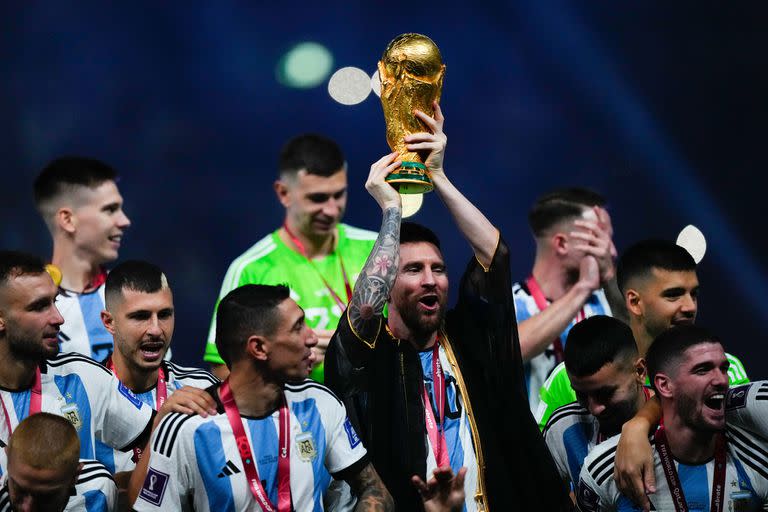 Lionel Messi alza la Copa del Mundo en Qatar 