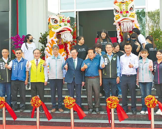 雲林縣西螺鎮「漢光蔬果區域冷鏈物流中心」11日啟用，行政院副院長鄭文燦（前左五）希望藉由各地冷鏈中心的成立，提高20％銷售量，幫助農民增加收益。（張朝欣攝）