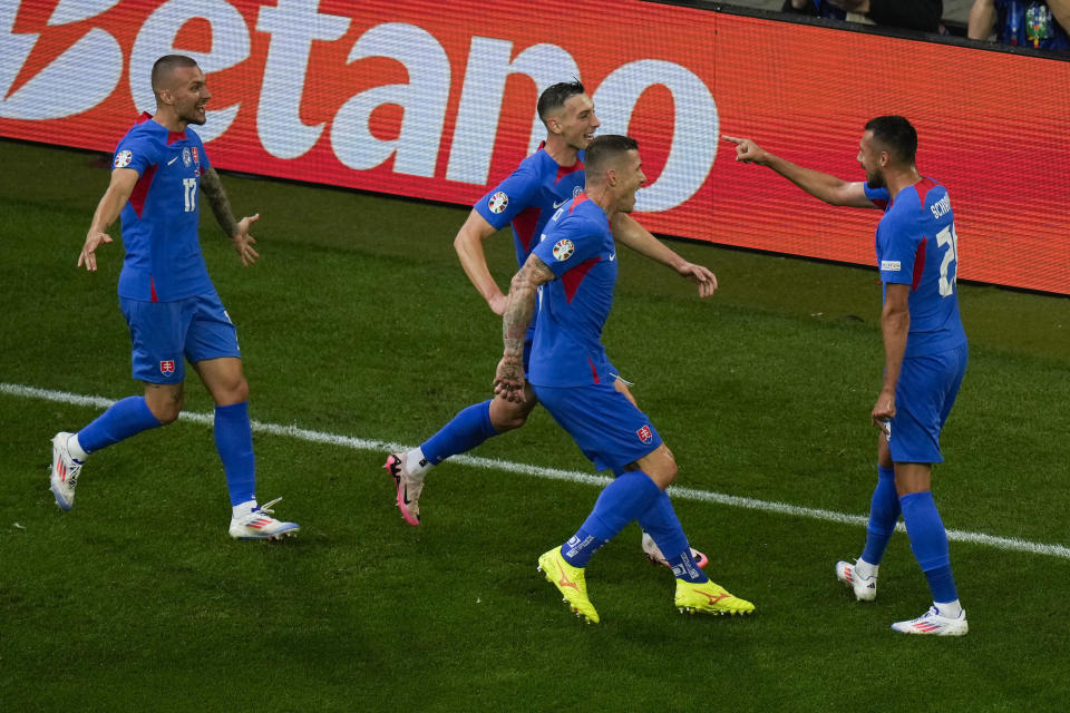 El eslovaco Ivan Schranz, a la derecha, celebra con sus compañeros de equipo después de anotar un gol durante un partido del Grupo E ante Ucrania en la Eurocopa 2024 en Düsseldorf, Alemania, el viernes 21 de junio de 2024. (AP Foto/Alessandra Tarantino)