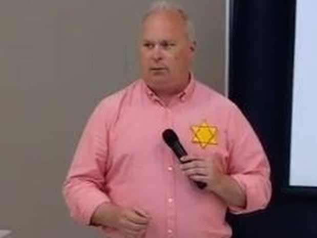 Washington State Representative Jim Walsh wearing a yellow Star of David to complain about vaccine mandates during a speech.  (screengrab)