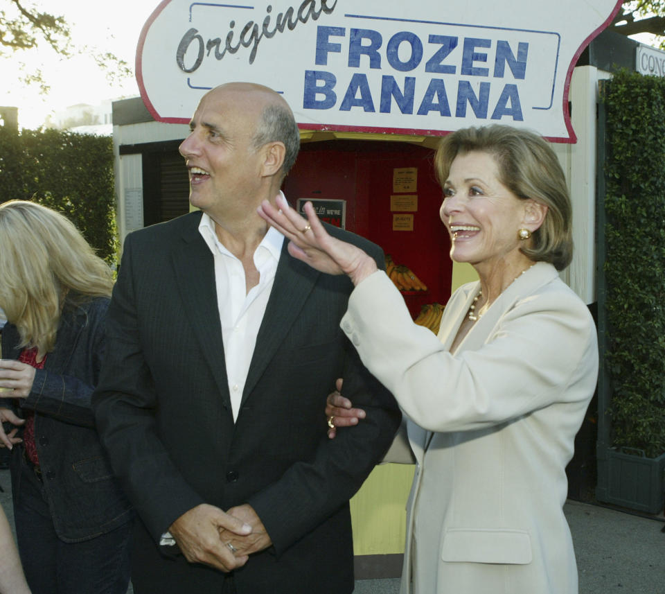 Si bien Jessica Walter tuvo gran popularidad con el programa de TV "Arrested Development", también trabajó en cine al lado de Clint Eastwood. En esta imagen junto al actor Jeffrey Tambor (izquierda) en el set de grabación de "Arrested Development" (Getty Images)