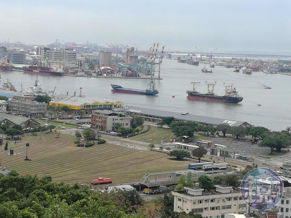 鐵道園區的鐵路，昔日擔負起連結港邊倉庫及高雄港口的重要運輸工作。