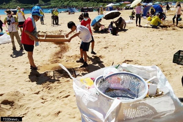 海大辦親子篩沙淨灘，大手牽小手為海洋永續盡心力。（圖：海大提供）