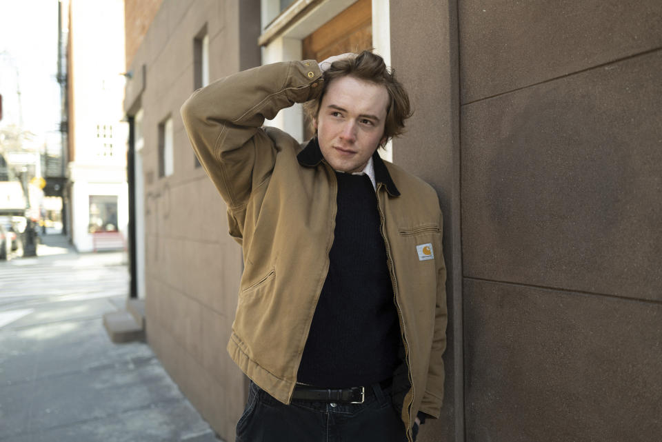 El actor Cooper Hoffman posa para promover la película "Licorice Pizza", el 5 de febrero de 2022 en Nueva York. (Foto por Matt Licari/Invision/AP, archivo)