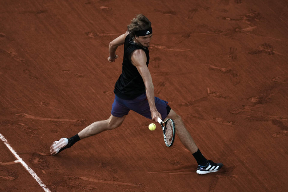 Alexander Zverev devuelve de revés ante Alejandro Davidovich Fokina en los cuartos de final del Abierto de Francia, el martes 8 de junio de 2021, en París. (AP Foto/Thibault Camus)