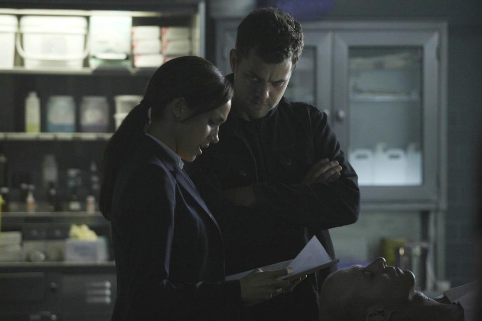 Meghan Markle y Joshua Jackson en un fotograma de 'Fringe' (2009). (Foto: FOX)