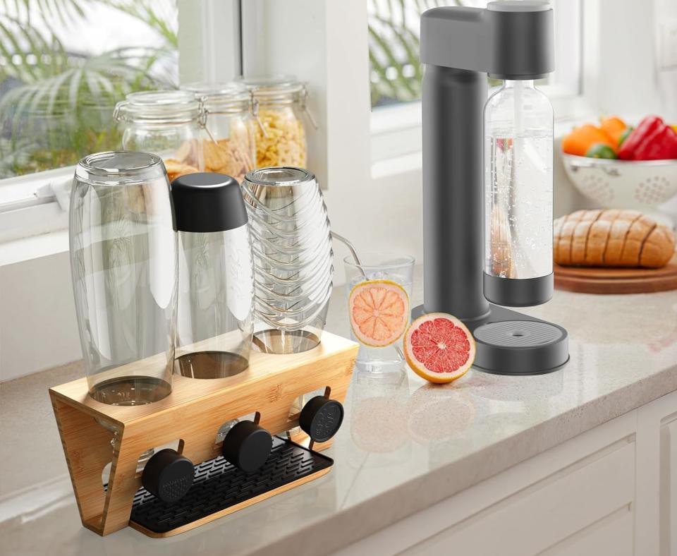 Mit dem Flaschenhalter von Rainsworth sind SodaStream-Flaschen - und auch andere - immer gut und effektiv verstaut (Bild: Amazon)