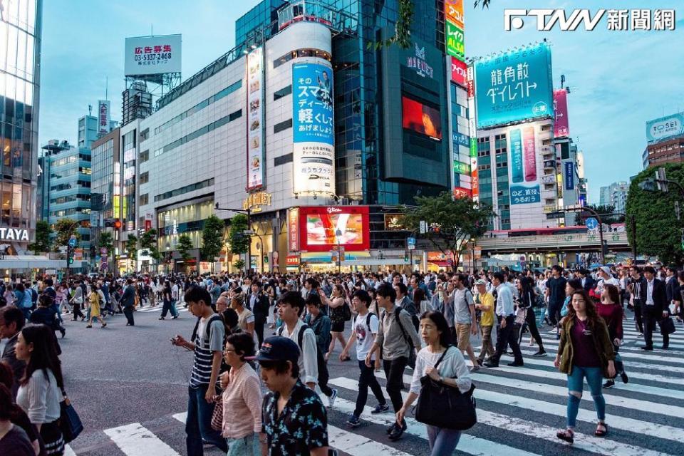 有網友帶了黑白色的花襯衫去日本大阪旅遊，但朋友卻提醒他「穿這樣會帶來麻煩」；而ptt大多數人都認為「想太多」。（示意圖／Pixabay）