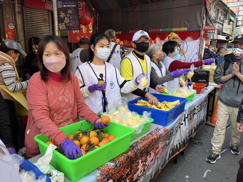 水果種類有橘子、香蕉，還有切好的鳳梨。（圖／記者李依璇攝影）