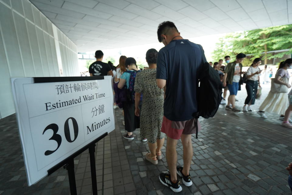 香港藝術館外都有人龍排隊