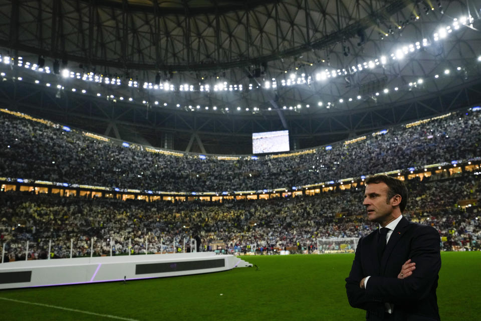 El presidente de Francia, Emmanuel Macron, ingresa en la cancha tras la derrota de la selección de su país ante Argentina en la final de la Copa del Mundo, el domingo 18 de diciembre de 2022, en Lusail, Qatar (AP Foto/Petr David Josek)