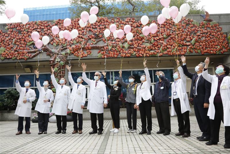 台北榮總今上午舉行器官捐贈感恩會，會中並施放汽球，表達對器官捐贈者大愛精神的感謝與追思。（圖／北榮提供）