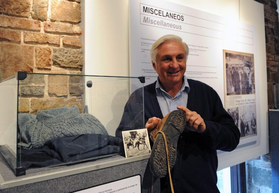 Roberto Canessa en una exposición para conmemorar los 40 años de la tragedia de Montevideo en 2012 (AFP via Getty Images)