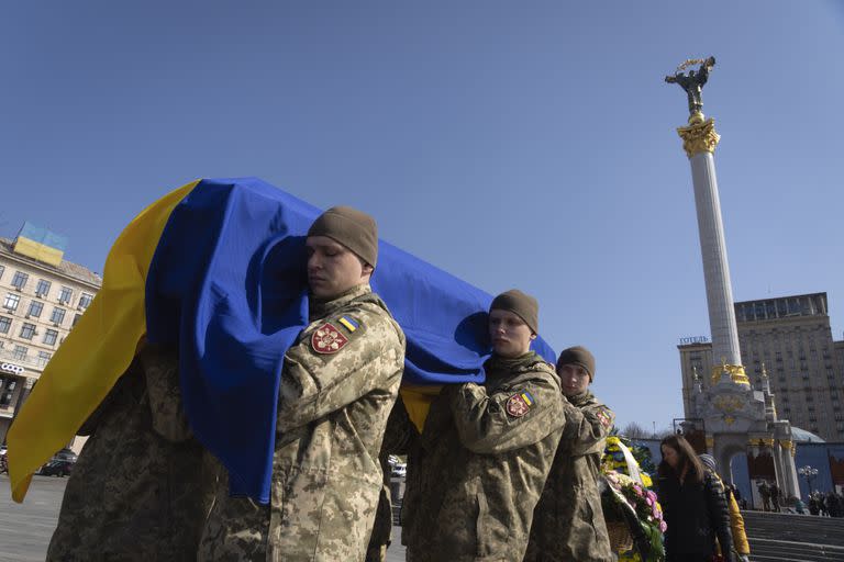 Soldados llevan el ataúd del soldado voluntario Bizhan Sharopov, un neurobiólogo doctorado y profesor de la Academia Kyiv-Mohyla, muerto en una batalla con las tropas rusas cerca de Bakhmut, durante una ceremonia de despedida en la Plaza de la Independencia en Kiev, Ucrania, el lunes 20 de marzo de 2023.