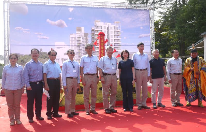 ▲中鋼集團中欣開發建設公司在燕巢區推出燕北住宅建案，並舉行開工動土儀式，由中鋼公司董事長翁朝棟(中)主持。(圖／記者黃守作攝)