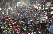 Repartidores protestan para exigir mejores condiciones de trabajo a empresas de reparto de comida en medio de la pandemia del nuevo coronavirus en Sao Paulo, Brasil, el miércoles 1 de julio de 2020. (AP Foto/Andre Penner)