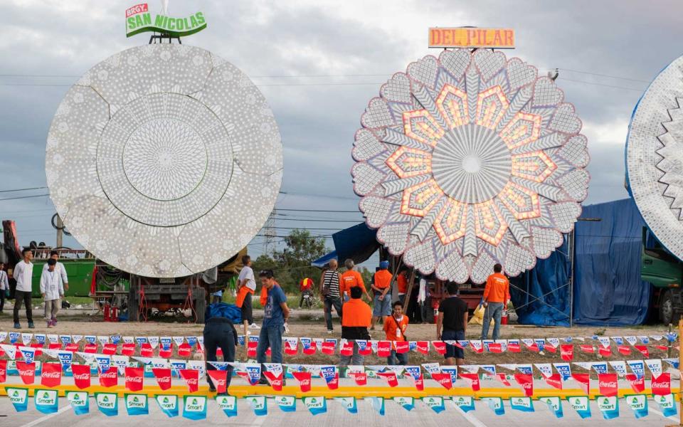 <p>The Del Pilar lantern team performs a test before the competition begins.</p>