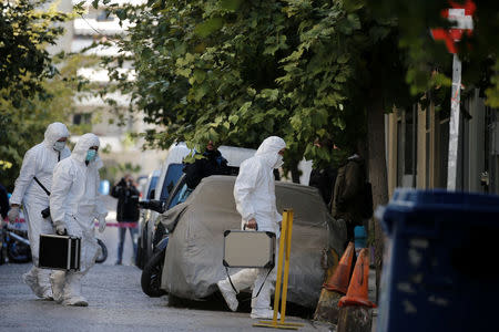 Forensics officers prepare to enter a building following an operation in which Greek security services raided Athens apartments and found bomb-making equipment, detaining nine people on suspected links to a leftist militant group outlawed in Turkey, in Athens, Greece, November 28, 2017. REUTERS/Alkis Konstantinidis