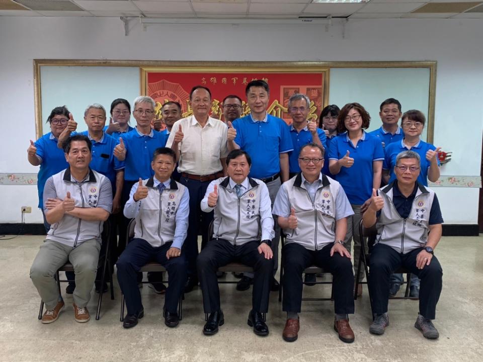 軍友社祕書長<a class="link " href="https://tw.news.yahoo.com/tag/簡士偉" data-i13n="sec:content-canvas;subsec:anchor_text;elm:context_link" data-ylk="slk:簡士偉;sec:content-canvas;subsec:anchor_text;elm:context_link;itc:0">簡士偉</a>(左三)主持高雄市、屏東縣新任站長吳俊一(左二)新職介紹 圖/軍友站提供