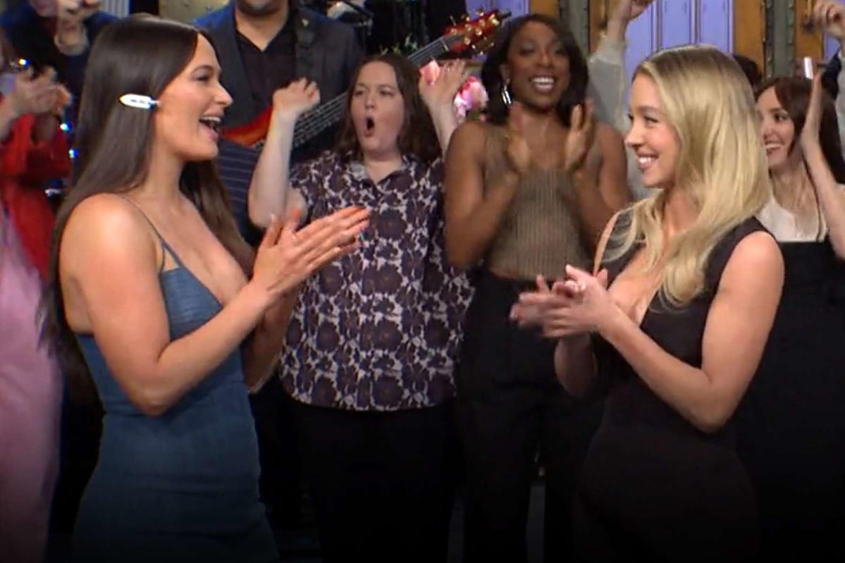 Kacey Musgraves Reacts to Her Relatable OnAir “SNL ”Wardrobe