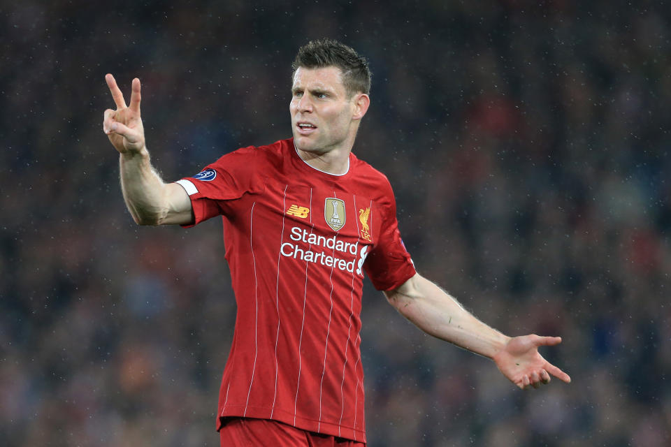 "Auf 2 Zentimeter stutzen? Geht klar." Liverpools James Milner benutzt den Rasen normalerweise als Arbeitsgerät. In der Corona-Pause lernt er das Gras ganz neu kennen. (Bild: Simon Stacpoole/Offside/Offside via Getty Images)