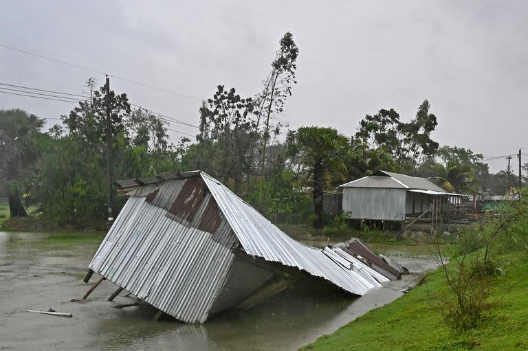 Se ve una casa dañada durante la lluvia en Patuakhali el 27 de mayo de 2024, tras la llegada a tierra del ciclón Remal en Bangladesh.