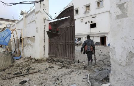 A Somali policeman takes position after Islamist group al Shabaab attacked Maka Al-Mukarama hotel in Mogadishu, March 27, 2015. REUTERS/Feisal Omar