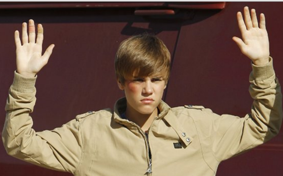 <p>En 2011, le chanteur canadienne Justin Bieber fait son apparition dans deux épisodes de la saison 11 des <i>Experts</i>. Spoiler alert : son personnage est tué par balles. On vous laisse admirer sa prestation. </p>...