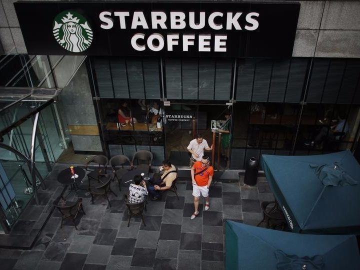 Customers walk out of a Starbucks coffee store in Shanghai July 28, 2014.  REUTERS/ Carlos Barria 