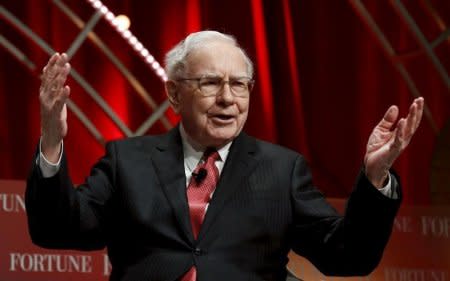 Warren Buffett, chairman and CEO of Berkshire Hathaway, speaks at the Fortune's Most Powerful Women's Summit in Washington October 13, 2015.  REUTERS/Kevin Lamarque