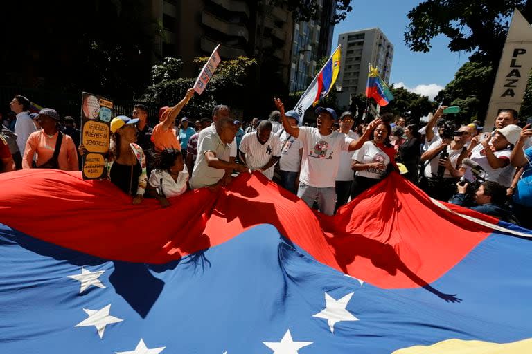 Los partidarios de la aspirante presidencial de la coalición opositora María Corina Machado asisten a un evento de campaña en Caracas, el 23 de enero de 2024