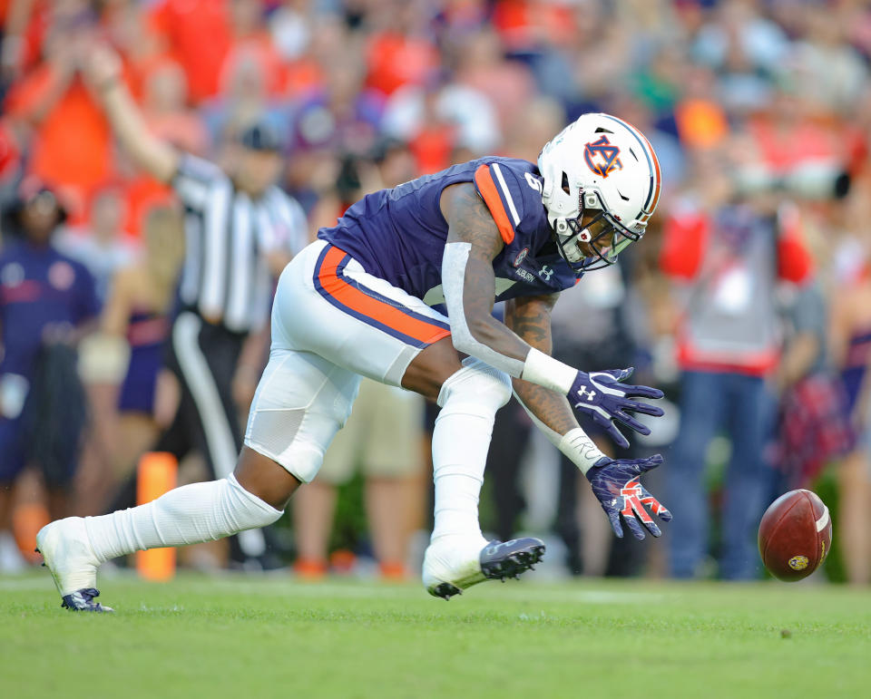 Auburn&#39;s Keionte Scott attempts to grab the ball in a muffed opening kickoff against the LSU Tigers at Jordan-Hare Stadium on October 1, 2022 in Auburn, Alabama. (Photo by Brandon Sumrall/Getty Images)