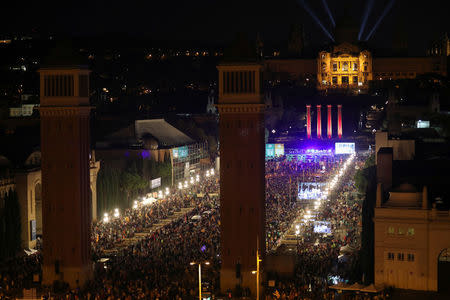 People attend a closing rally in favour of the banned October 1 independence referendum in Barcelona, Spain September 29, 2017. REUTERS/Albert Gea