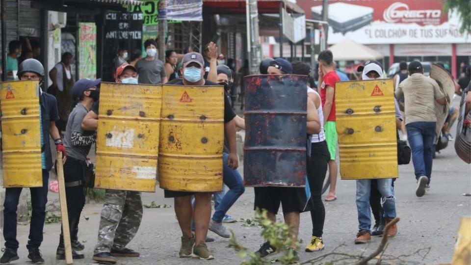 Manifestantes recurren a escudos improvisados para hacer frente a la policía.