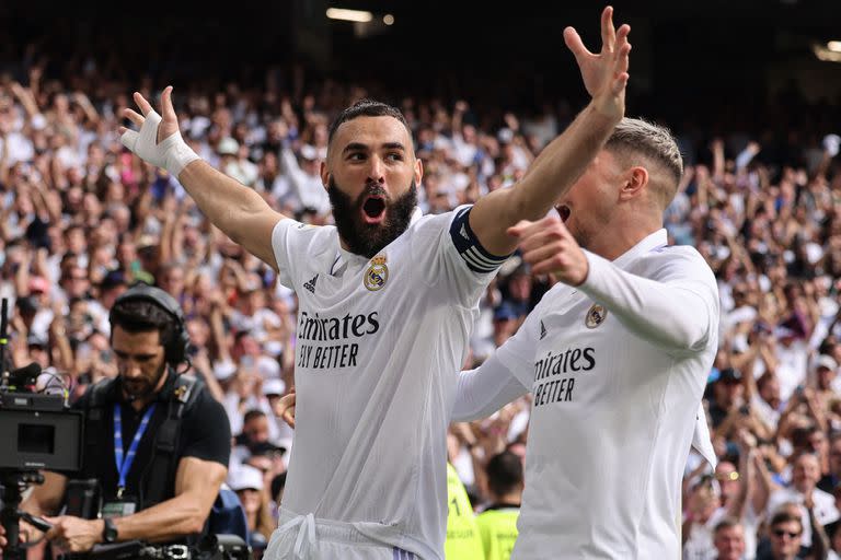 Ayer nomás: gol de Karim Benzema contra Barcelona en el Santiago Bernabeu; en la mano derecha, el vendaje que lo acompaña