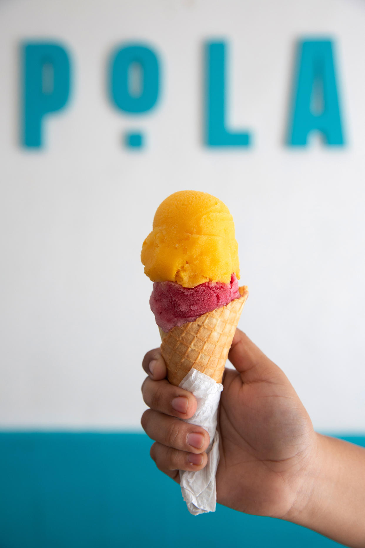 Un cono de helado en Pola Gelato Shop, en el barrio de Santa Lucía, que tiene sabores de inspiración regional y de temporada como fresa con x’catik (un chile local) y plátano con jamaica, en Mérida, capital del estado mexicano de Yucatán, el 8 de febrero de 2024. (Bénédicte Desrus/The New York Times)