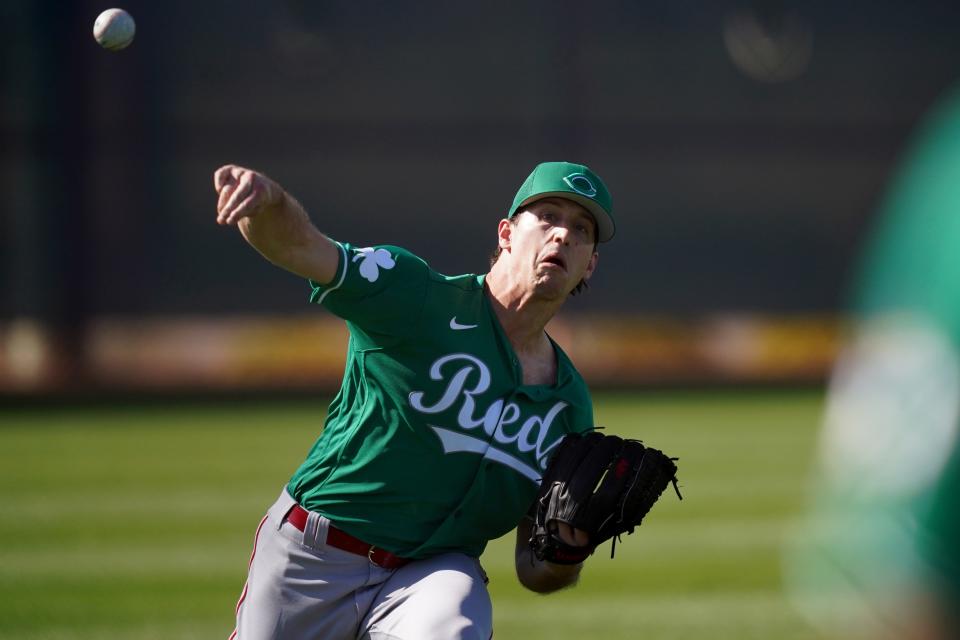 Cincinnati Reds pitcher Lucas Sims (39) throws in the outfield before a bullpen session, Thursday, March 17, 2022, at the baseball team's spring training facility in Goodyear, Ariz.