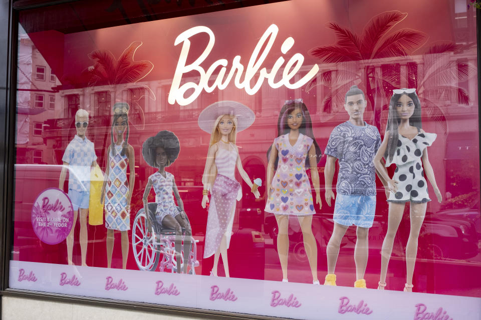 Inzwischen ist immerhin ein bisschen Diversität in der überwiegend pinkfarbenen Glitzerwelt von Barbie angekommen, wie dieses Schaufenster in London zeigt. US-Forschende bemängeln dennoch einiges an den Puppen. (Bild: Getty Images)