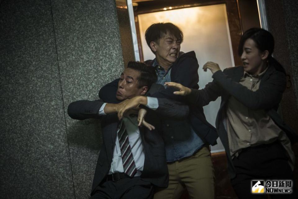 ▲孟耿如（右）、莊凱勛（左）劇中遇上瘋狂炸彈客施名帥。　（圖／公視提供，2017.10.13）