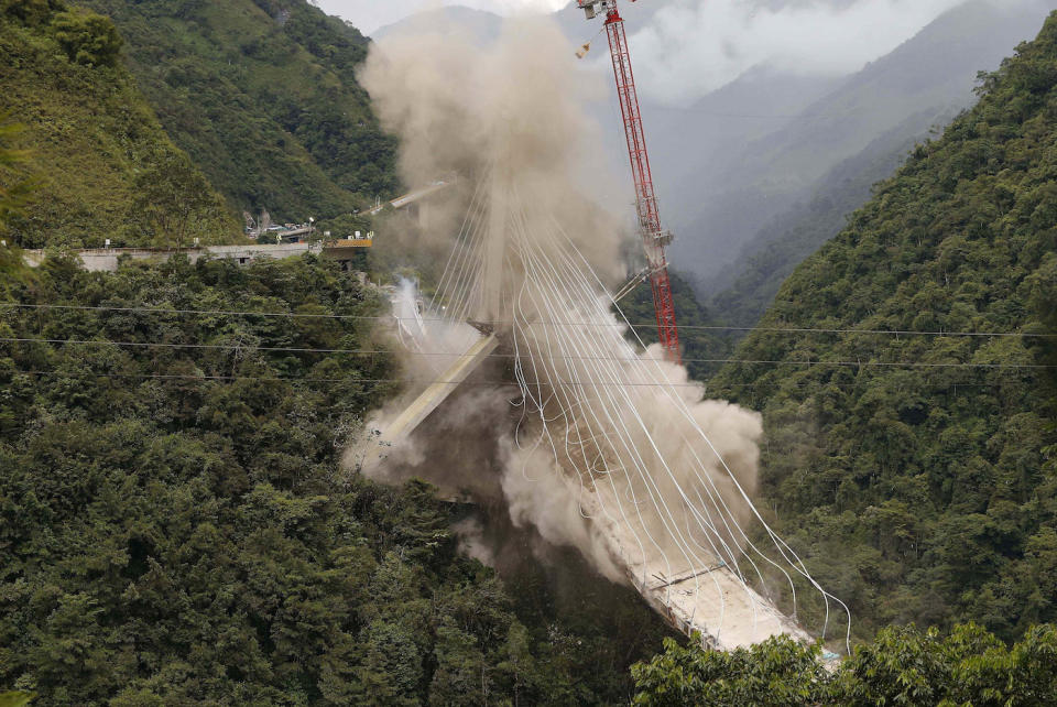 <p>Die unfertige Chirajara-Brücke in Kolumbien wird mit 200 Kilogramm Sprengstoff gesprengt. Im Januar war sie teilweise eingestürzt und hatte Opfer gefordert: neun Arbeiter waren dabei ums Leben gekommen. (Bild: AP Photo/Fernando Vergara) </p>