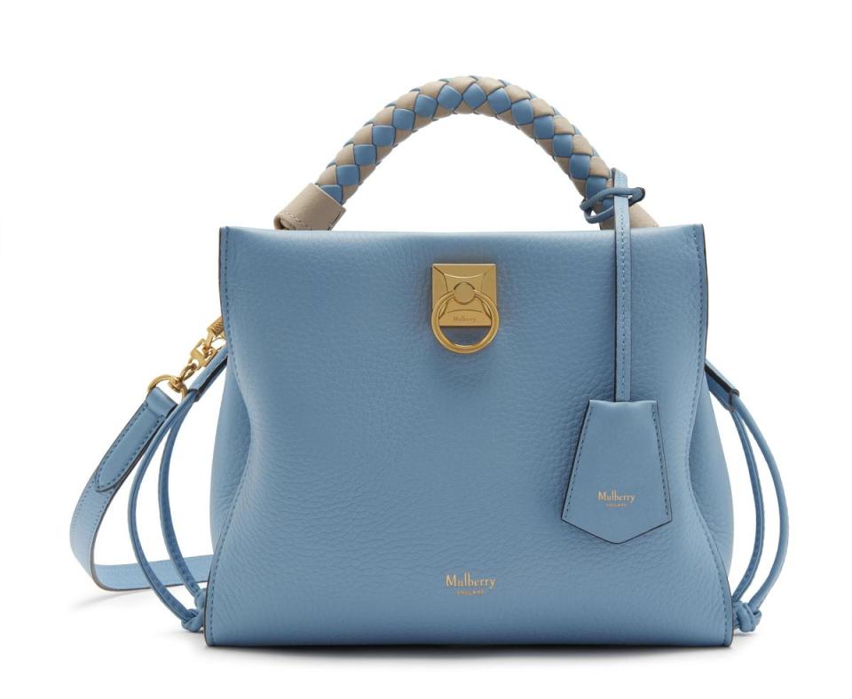 藍色小型Iris包，NT$44,500。（Mulberry提供）