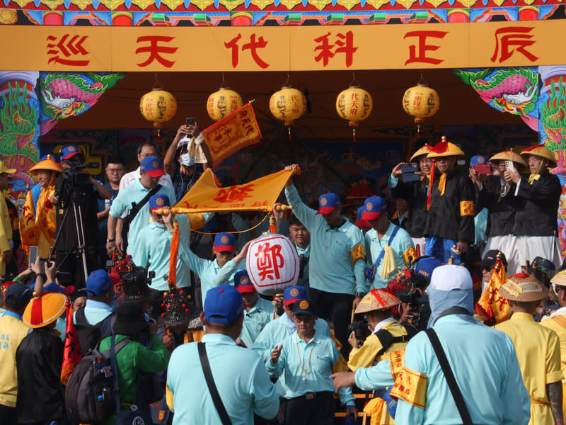 屏東東港迎王祭請水  帥旗、帥燈寫上大千歲姓氏 屏東東港甲辰正科迎王平安祭典28日進行請王駕「請 水」儀式，甲辰正科代天巡狩鄭府大千歲降臨後，帥 旗、帥燈隨即當場寫上「鄭」府大千歲姓氏。 中央社記者黃郁菁攝  113年9月28日 